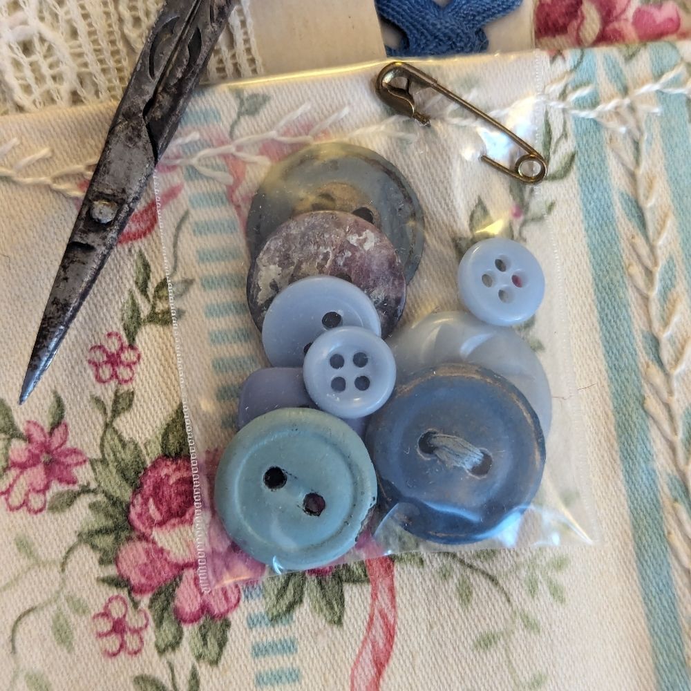 VINTAGE Sewing Kit Lace Buttons Scissors - Picture 3 of 8